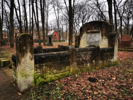 Erhardu dzimtas kapa piemineklis pirms restaurācijas. Fotofiksācija 2019. gada rudenī.